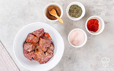 Нарежьте печень кусочками среднего размера. Посыпьте солью и специями, перемешайте. Затем добавьте майонез и перемешайте еще раз так, чтобы все кусочки были покрыты маринадом. Уберите под пленку и оставьте на 2 часа в холодильнике.