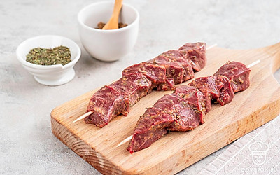 Наденьте печень на шпажки или шампуры. Разместите над тлеющими углями. Жарьте около 10 минут, время от времени переворачивая. 