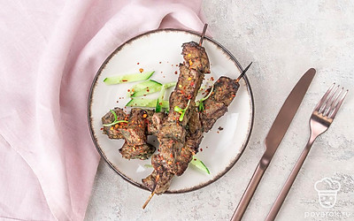 Когда печень прожарится, снимите ее с огня и подайте к столу. 