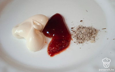 Смешайте соус терияки, кимчи, майонез и адыгейскую соль.