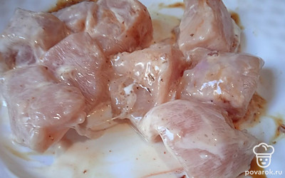 Куриное филе нарежьте. Намажьте получившимся соусом и оставьте на пять минут.