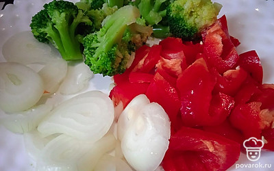 Нашинкуйте репчатый лук, болгарский перец и брокколи.