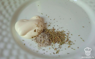 Смешайте майонез, адыгейскую соль и сушеный розмарин.