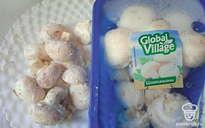 Шампиньоны разрежьте на две части. Намажьте получившейся майонезной смесью. Оставьте на 5 минут.