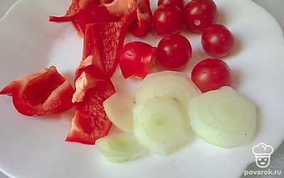 Нарежьте болгарский перец и репчатый лук.