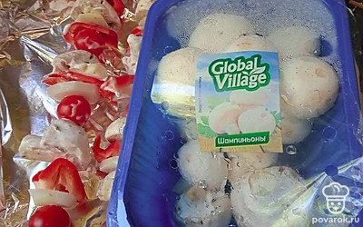 Положите шашлычки в форму, поставьте в разогретую духовку. Выпекайте при 220 градусах 15 минут.