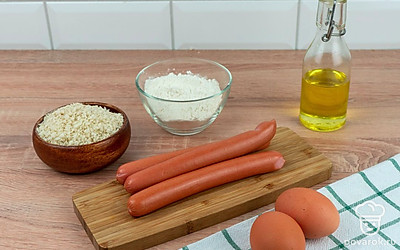 Подготовьте ингредиенты. Отмерьте нужное количество сыпучих продуктов. Сосиски почистите.