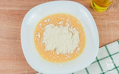 Яйца разбейте в миску и взбейте вилкой , далее добавьте муки и перемешайте.