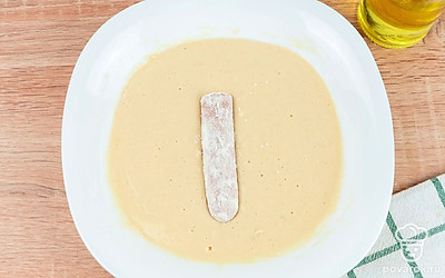 Каждую часть сосиски обмакните в приготовленное тесто со всех сторон.