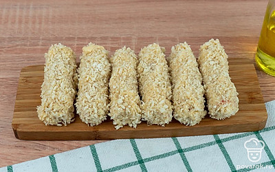 И хорошенько обваляйте в сухарях, излишки сухарей стряхните