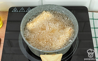 Масло налейте в сотейник и поставьте на огонь. Как только масло закипит медленно опускайте в него приготовленные сосиски. Избегая брызг.