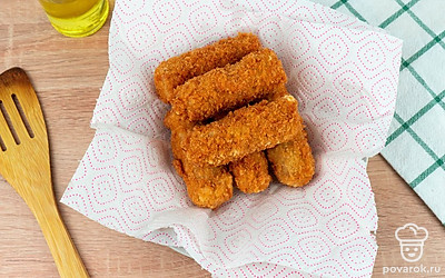 И когда сосиски приобретут золотистый оттенок, выньте их шумовкой на салфетку и дайте стечь излишнему маслу