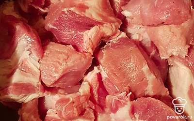 Свинину хорошо помыть. Нарезать кусочками. 