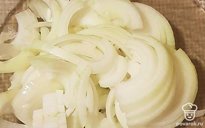 Лук почистить. Нарезать полукольцами. 
