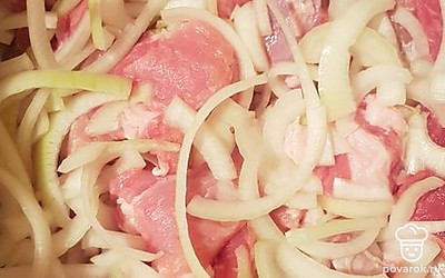 Добавить к мясу, хорошо перемешать. 