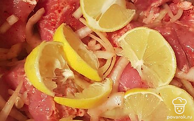 Лимон нарезать дольками. Выжать сок из долек лимона на мясо, добавить эти же дольки в мясо. Все перемешать. Добавить соль и специи. Поставить в холодильник и мариновать 12 часов. 