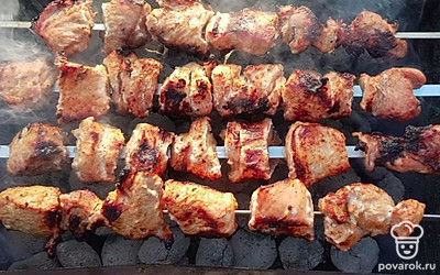 Шашлык подавать горячим! Хорошо сочетается с любыми овощами и свежей зеленью. 