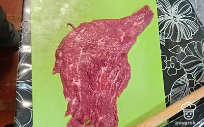 Мясо разрезать на тонкие ломтики, отбить.