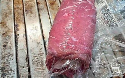 На пищевую пленку выложить слоями и свернуть в рулет, оставить мариноваться на 1-1,5 часа.