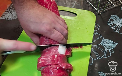 Нарезать кусочками.