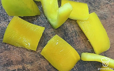 Нарежьте болгарский перец.