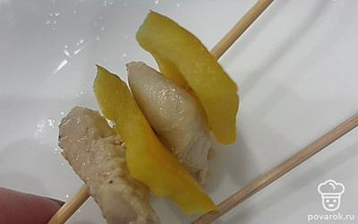 Нанизывайте на шпажку филе и перец по очереди.