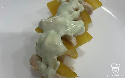 Полейте соусом шпажку и выложите ее на тарелку.