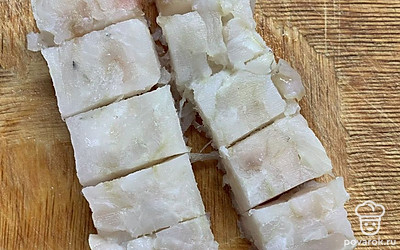 Филе рыбы нарежьте кусочками.