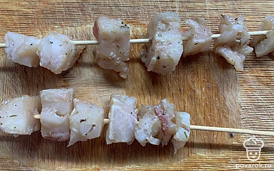 Нанижите кусочки на шпажки. Отправьте в духовку на 15-20 минут при 180 градусах.