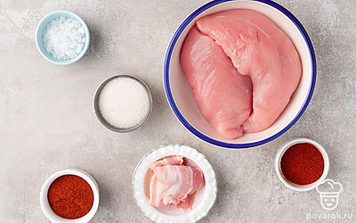 Разморозьте, помойте и вытрите филе индейки. Подготовьте блендер с чашей и деревянные шпажки.