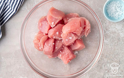 Нарежьте индейку кубиками со стороной примерно 3 см. Положите их в глубокую миску. Добавьте к мясу морскую соль и хорошенько перемешайте. Накройте миску пищевой пленкой и уберите в холодильник на 1 час.