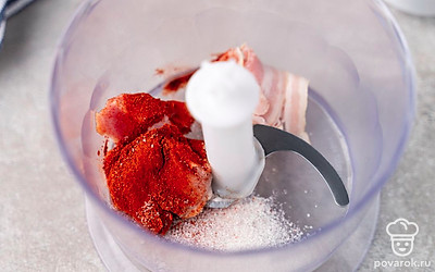 Нарежьте бекон на небольшие кубики и положите в чашу блендера. Измельчите бекон в пюре. Добавьте к бекону сахар, сладкую и копченую паприку. Хорошенько перемешайте.