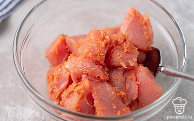 Обсушите кусочки индейки на бумажных полотенцах. Смешайте их в глубокой миске с пастой из бекона. Тщательно распределите пасту по всем кусочкам со всех сторон. Оставьте на 15 минут.