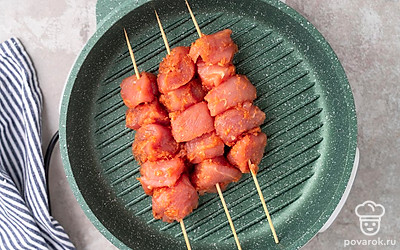 Нанизывайте кусочки индейки на шпажки. Пожарьте их на гриле в течение 15 минут, регулярно переворачивая.
