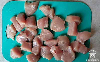 Помойте и нарежьте куриное мясо.