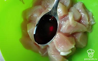 Добавьте к мясу соевый соус.