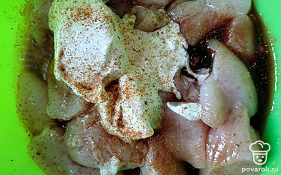 Добавьте специи и сметану.