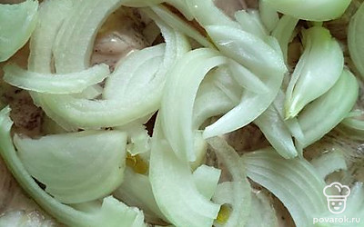 Нарежьте полукольцами лук, отправьте его к мясу. Перемешайте. Отправьте в холодильник на 2 часа.
