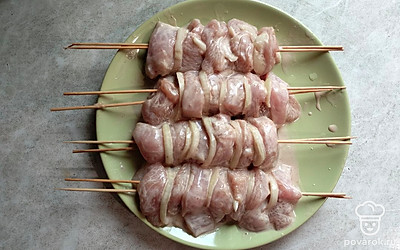 Нанижите мясо на шпажки, чередуя с луком. Я использую сразу 2 шпажки, чтобы поместилось больше кусочков.