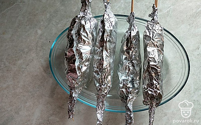 Далее заверните шашлык из курицы в фольгу и отправьте в духовку на 25 минут при 190 градусах.