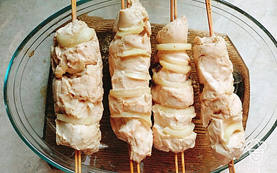 Достаньте наш шашлык, снимите фольгу и отправьте в духовку еще на 10-15 минут, чтобы на мясе появилась золотистая корочка.