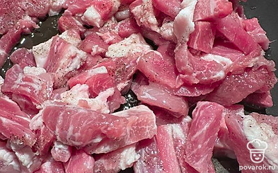 Свежее мясо нарежьте крупными кусочками. Выложите на сковороду. Добавьте масло гхи.