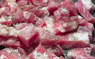 Приправьте солью и специями.