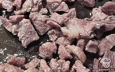 Обжарьте мясо в течение 10 минут на среднем огне, периодически помешивая.