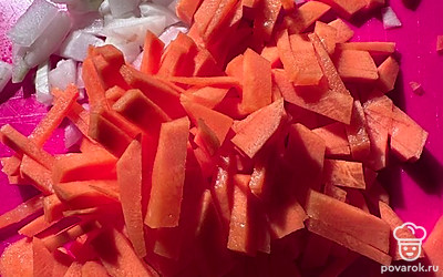 Лук и морковь нарежьте кусочками. Добавьте к мясу и хорошо перемешайте. Обжаривайте 3 минуты на среднем огне.