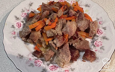 Готовый горячий шашлык выложите в тарелку и приправьте оливковым маслом.