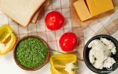 Помойте сладкий перец, очистите его от семян и плодоножки. Нарежьте мелкими кубиками. Помидоры ополосните, мелко нарежьте. Сыр натрите на мелкой терке. Кинзу для подачи помойте. Разогрейте духовку до 180 градусов.