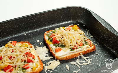 Приготовьте тосты. Запекайте тосты на верхнем уровне духовки при температуре 180 градусов. Готовьте приблизительно 20 минут, до готовности перца. Затем достаньте противень, посыпьте тосты тертым сыром и поставьте в духовку еще на 7 минут.