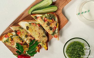 Украсьте тосты с творожным сыром веточкой свежей кинзы. Подавайте сразу после приготовления.