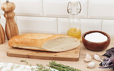 Очистите чеснок. Оберите листья с тимьяна и розмарина. Подготовьте остальные ингредиенты. Разогрейте духовку до 200 °С.